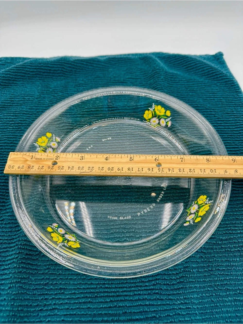 RARE Pyrex IWAKI 8/8.5” Pie Plate with Yellow Flowers. 1970s